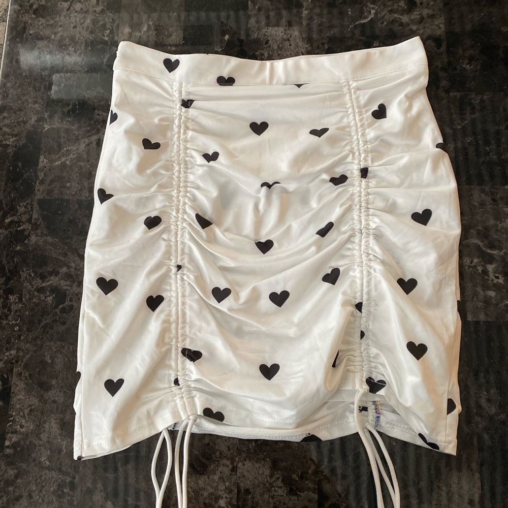 White ruched skit with heart print